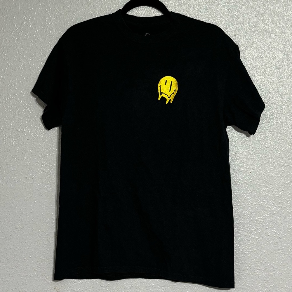 Selling this Medium Smiley tee, good conditions.